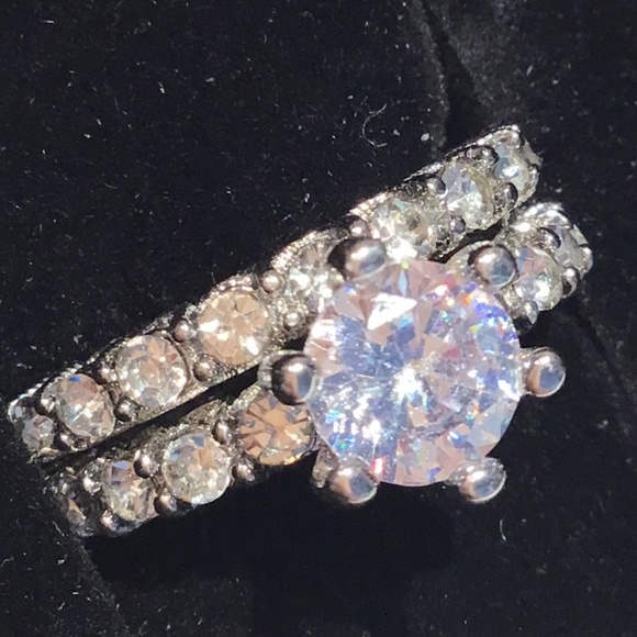 Beautiful silver tone cubic zirconia ring set in silver tone size 6 + box - Picture 12 of 13